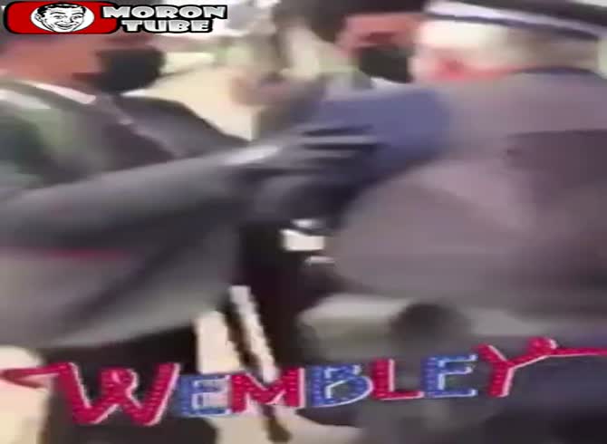 Video :While a guy is recording, criminals in London taunt and abuse an elderly police officer